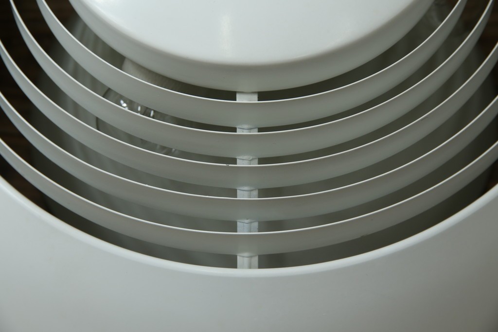 中古　デンマーク　Louis Poulsen(ルイスポールセン)　Arne Jacobsen(アルネ・ヤコブセン)デザイン　AJ Royal　モダンデザインの段状ルーバーが美しいペンダントライト　(R-084736)