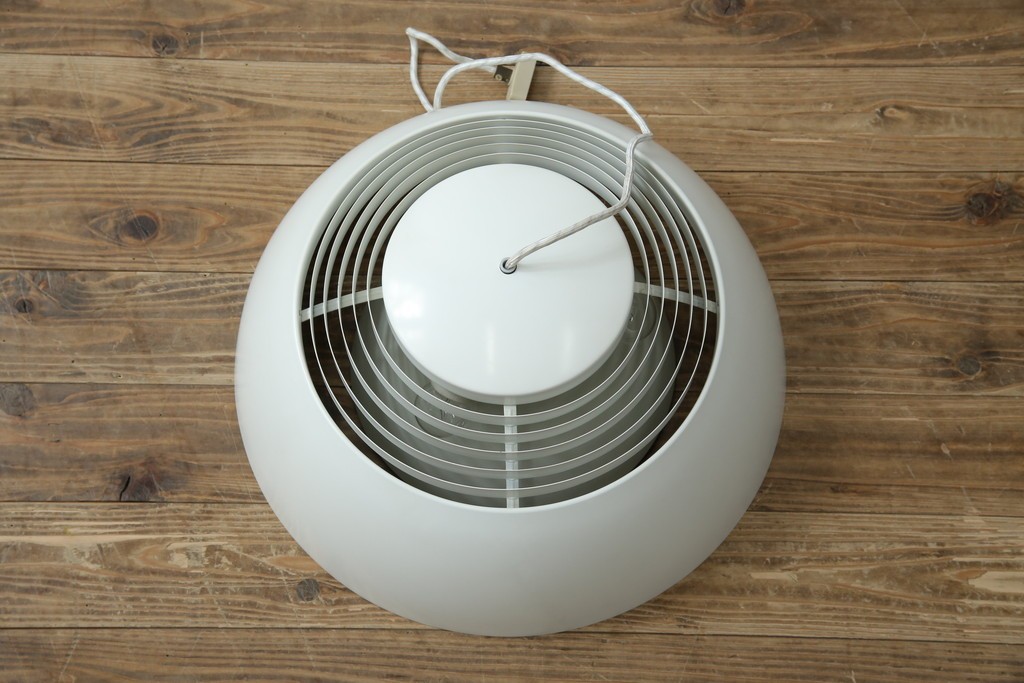 中古　デンマーク　Louis Poulsen(ルイスポールセン)　Arne Jacobsen(アルネ・ヤコブセン)デザイン　AJ Royal　モダンデザインの段状ルーバーが美しいペンダントライト　(R-084736)