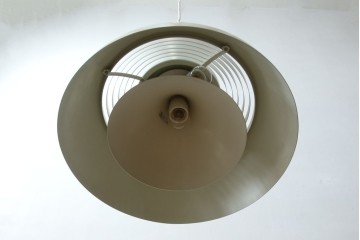 中古　デンマーク　Louis Poulsen(ルイスポールセン)　Arne Jacobsen(アルネ・ヤコブセン)デザイン　AJ Royal　モダンデザインの段状ルーバーが美しいペンダントライト　(R-084736)