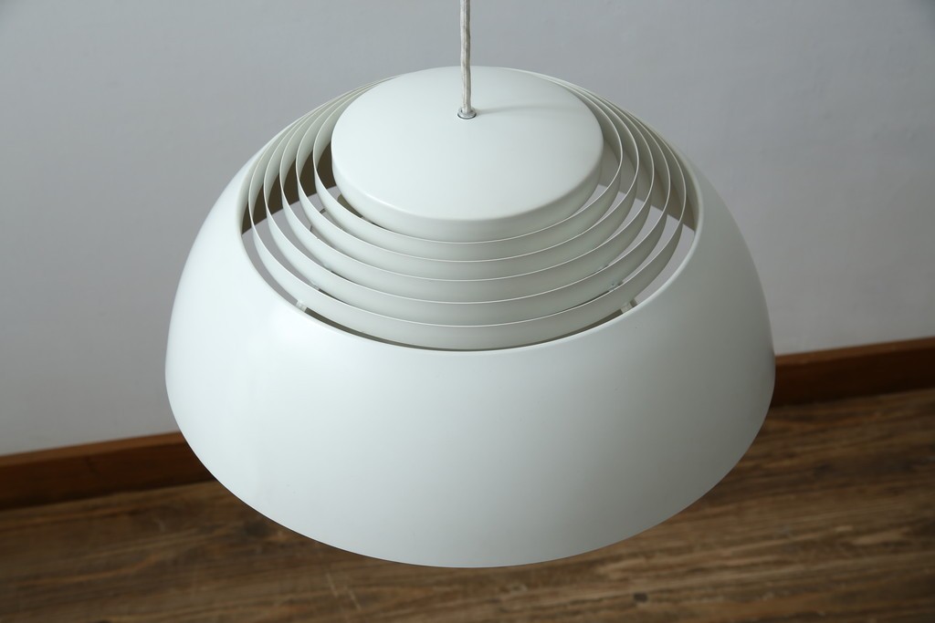 中古　デンマーク　Louis Poulsen(ルイスポールセン)　Arne Jacobsen(アルネ・ヤコブセン)デザイン　AJ Royal　モダンデザインの段状ルーバーが美しいペンダントライト　(R-084736)