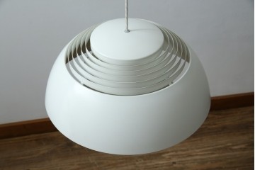 中古　デンマーク　Louis Poulsen(ルイスポールセン)　Arne Jacobsen(アルネ・ヤコブセン)デザイン　AJ Royal　モダンデザインの段状ルーバーが美しいペンダントライト　(R-084736)