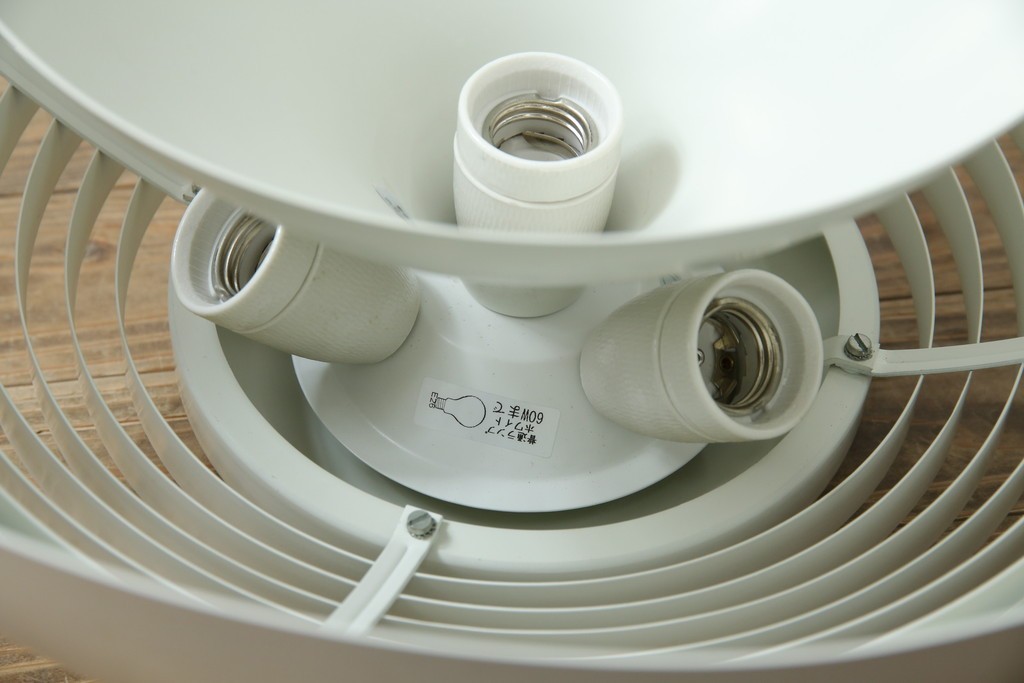 中古　デンマーク　Louis Poulsen(ルイスポールセン)　Arne Jacobsen(アルネ・ヤコブセン)デザイン　AJ Royal　モダンデザインの段状ルーバーが美しいペンダントライト　(R-084736)