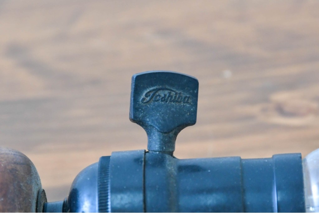 和製ヴィンテージ　欅(ケヤキ)材の美しい木目が目を引くテーブルスタンド　(R-084738)