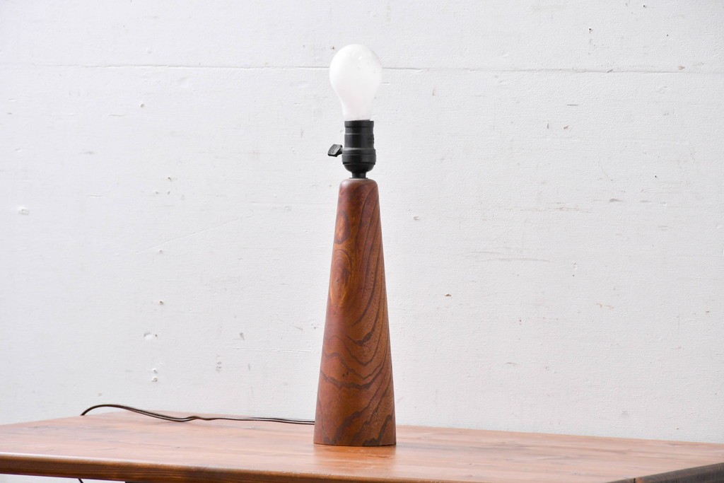 和製ヴィンテージ　欅(ケヤキ)材の美しい木目が目を引くテーブルスタンド　(R-084738)