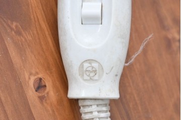 フランスアンティーク　クラシカルな雰囲気の真鍮フレームのテーブルスタンド　(R-084740)