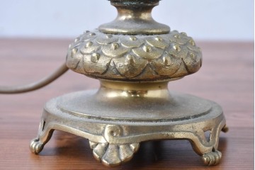 フランスアンティーク　クラシカルな雰囲気の真鍮フレームのテーブルスタンド　(R-084740)