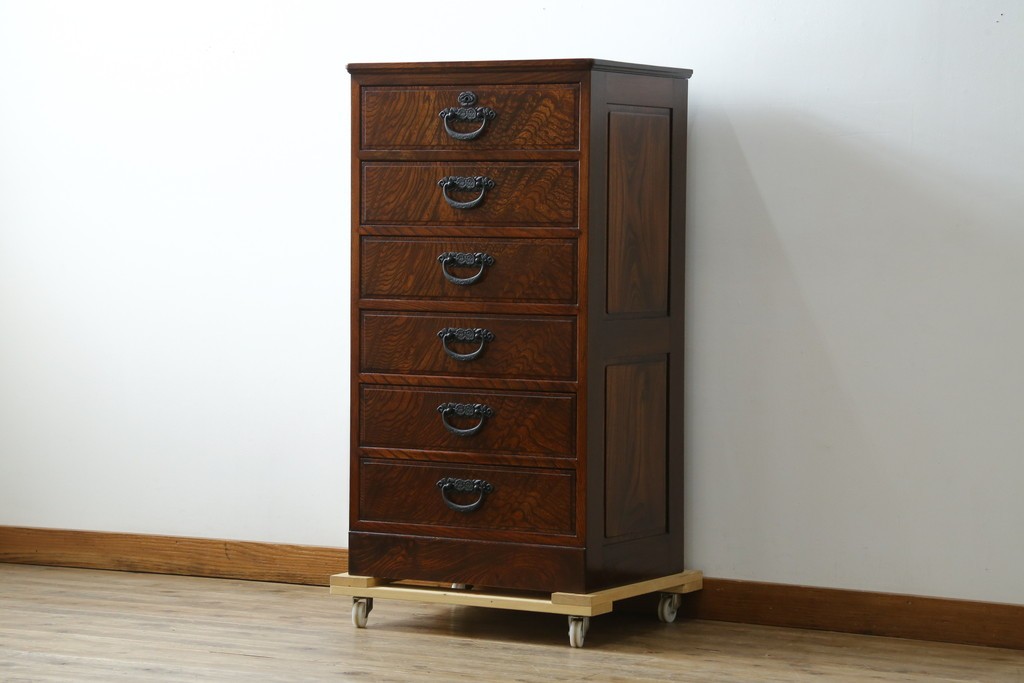 中古　超美品!!　高級品　国産職人手作り　工芸家具　総欅材　内部桐材　漆塗り　美しい杢目と牡丹をモチーフにした金具が魅力的な縦型6段整理箪笥　定価推定50万円以上　(R-084743)