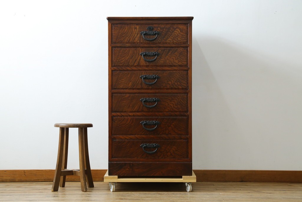 中古　超美品!!　高級品　国産職人手作り　工芸家具　総欅材　内部桐材　漆塗り　美しい杢目と牡丹をモチーフにした金具が魅力的な縦型6段整理箪笥　定価推定50万円以上　(R-084743)