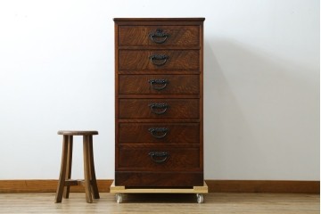 中古　超美品!!　高級品　国産職人手作り　工芸家具　総欅材　内部桐材　漆塗り　美しい杢目と牡丹をモチーフにした金具が魅力的な縦型6段整理箪笥　定価推定50万円以上　(R-084743)