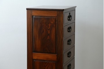 中古　超美品!!　高級品　国産職人手作り　工芸家具　総欅材　内部桐材　漆塗り　美しい杢目と牡丹をモチーフにした金具が魅力的な縦型6段整理箪笥　定価推定50万円以上　(R-084743)