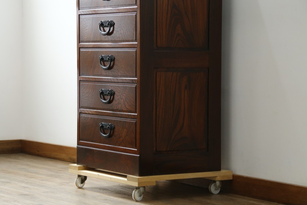 中古　超美品!!　高級品　国産職人手作り　工芸家具　総欅材　内部桐材　漆塗り　美しい杢目と牡丹をモチーフにした金具が魅力的な縦型6段整理箪笥　定価推定50万円以上　(R-084743)