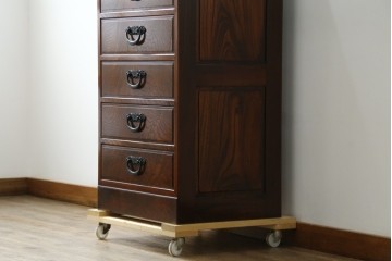 中古　超美品!!　高級品　国産職人手作り　工芸家具　総欅材　内部桐材　漆塗り　美しい杢目と牡丹をモチーフにした金具が魅力的な縦型6段整理箪笥　定価推定50万円以上　(R-084743)