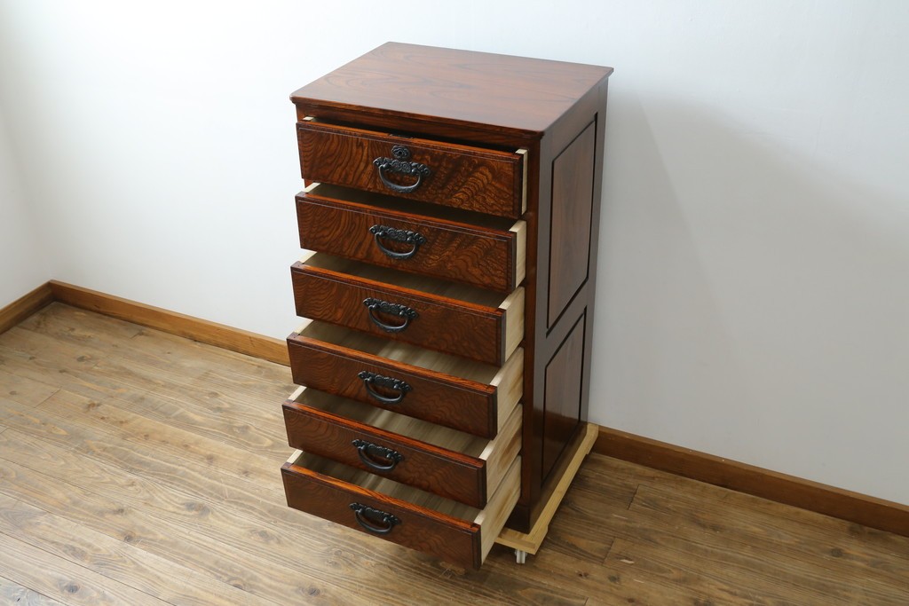 中古　超美品!!　高級品　国産職人手作り　工芸家具　総欅材　内部桐材　漆塗り　美しい杢目と牡丹をモチーフにした金具が魅力的な縦型6段整理箪笥　定価推定50万円以上　(R-084743)