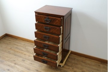 中古　超美品!!　高級品　国産職人手作り　工芸家具　総欅材　内部桐材　漆塗り　美しい杢目と牡丹をモチーフにした金具が魅力的な縦型6段整理箪笥　定価推定50万円以上　(R-084743)