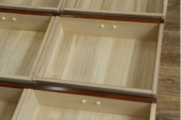 中古　超美品!!　高級品　国産職人手作り　工芸家具　総欅材　内部桐材　漆塗り　美しい杢目と牡丹をモチーフにした金具が魅力的な縦型6段整理箪笥　定価推定50万円以上　(R-084743)