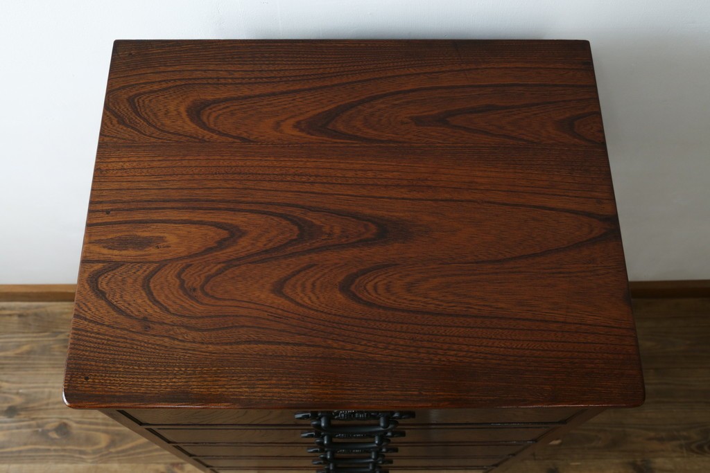 中古　超美品!!　高級品　国産職人手作り　工芸家具　総欅材　内部桐材　漆塗り　美しい杢目と牡丹をモチーフにした金具が魅力的な縦型6段整理箪笥　定価推定50万円以上　(R-084743)