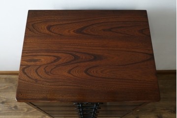 中古　超美品!!　高級品　国産職人手作り　工芸家具　総欅材　内部桐材　漆塗り　美しい杢目と牡丹をモチーフにした金具が魅力的な縦型6段整理箪笥　定価推定50万円以上　(R-084743)