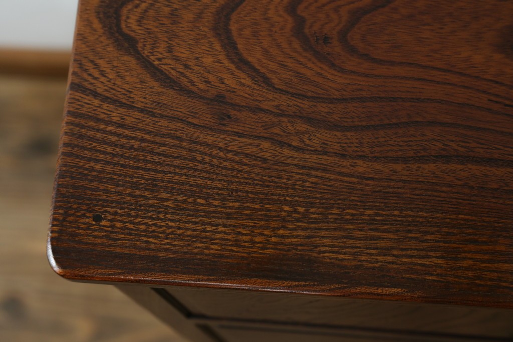 中古　超美品!!　高級品　国産職人手作り　工芸家具　総欅材　内部桐材　漆塗り　美しい杢目と牡丹をモチーフにした金具が魅力的な縦型6段整理箪笥　定価推定50万円以上　(R-084743)