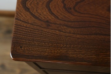 中古　超美品!!　高級品　国産職人手作り　工芸家具　総欅材　内部桐材　漆塗り　美しい杢目と牡丹をモチーフにした金具が魅力的な縦型6段整理箪笥　定価推定50万円以上　(R-084743)