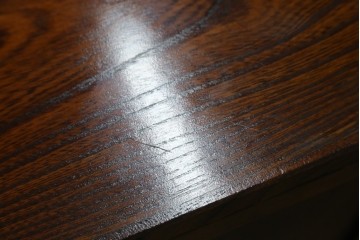 中古　超美品!!　高級品　国産職人手作り　工芸家具　総欅材　内部桐材　漆塗り　美しい杢目と牡丹をモチーフにした金具が魅力的な縦型6段整理箪笥　定価推定50万円以上　(R-084743)