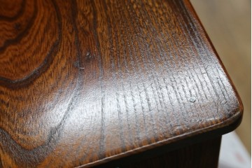 中古　超美品!!　高級品　国産職人手作り　工芸家具　総欅材　内部桐材　漆塗り　美しい杢目と牡丹をモチーフにした金具が魅力的な縦型6段整理箪笥　定価推定50万円以上　(R-084743)