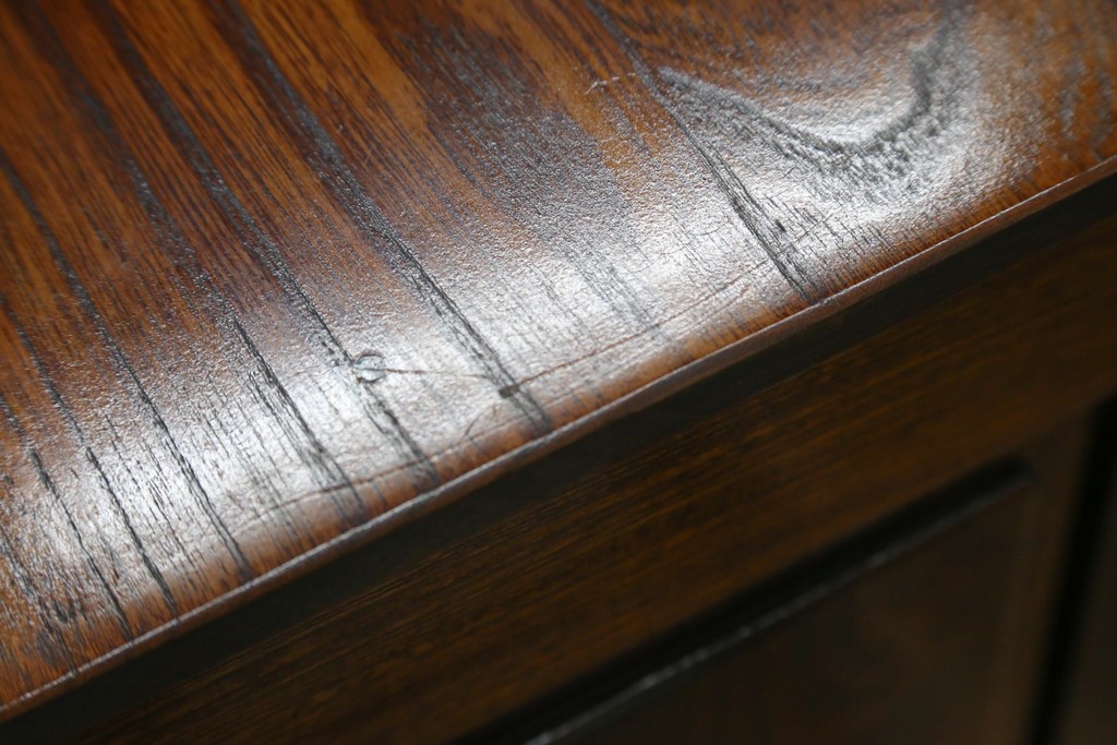 中古　超美品!!　高級品　国産職人手作り　工芸家具　総欅材　内部桐材　漆塗り　美しい杢目と牡丹をモチーフにした金具が魅力的な縦型6段整理箪笥　定価推定50万円以上　(R-084743)