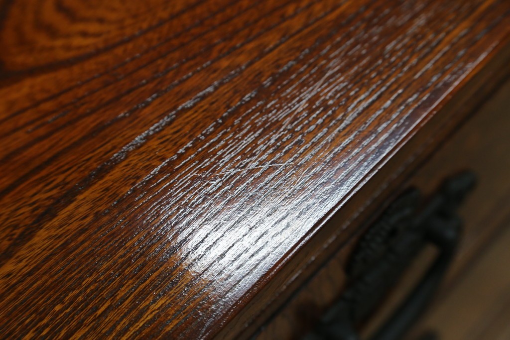 中古　超美品!!　高級品　国産職人手作り　工芸家具　総欅材　内部桐材　漆塗り　美しい杢目と牡丹をモチーフにした金具が魅力的な縦型6段整理箪笥　定価推定50万円以上　(R-084743)