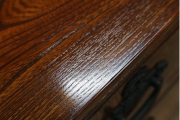 中古　超美品!!　高級品　国産職人手作り　工芸家具　総欅材　内部桐材　漆塗り　美しい杢目と牡丹をモチーフにした金具が魅力的な縦型6段整理箪笥　定価推定50万円以上　(R-084743)