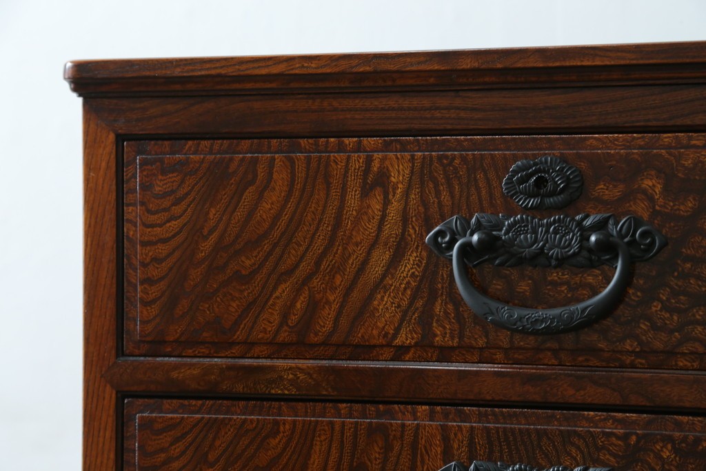 中古　超美品!!　高級品　国産職人手作り　工芸家具　総欅材　内部桐材　漆塗り　美しい杢目と牡丹をモチーフにした金具が魅力的な縦型6段整理箪笥　定価推定50万円以上　(R-084743)