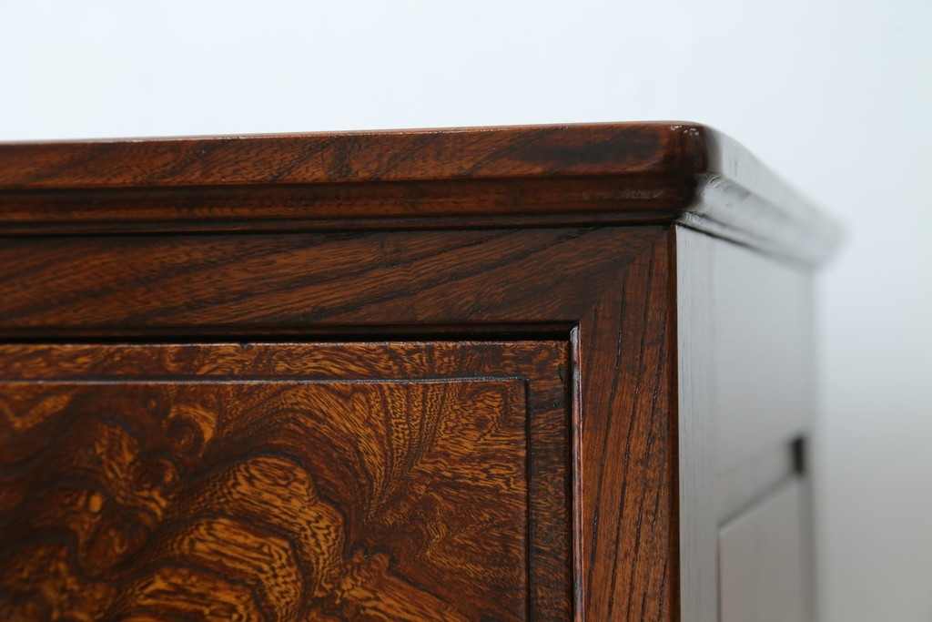 中古　超美品!!　高級品　国産職人手作り　工芸家具　総欅材　内部桐材　漆塗り　美しい杢目と牡丹をモチーフにした金具が魅力的な縦型6段整理箪笥　定価推定50万円以上　(R-084743)