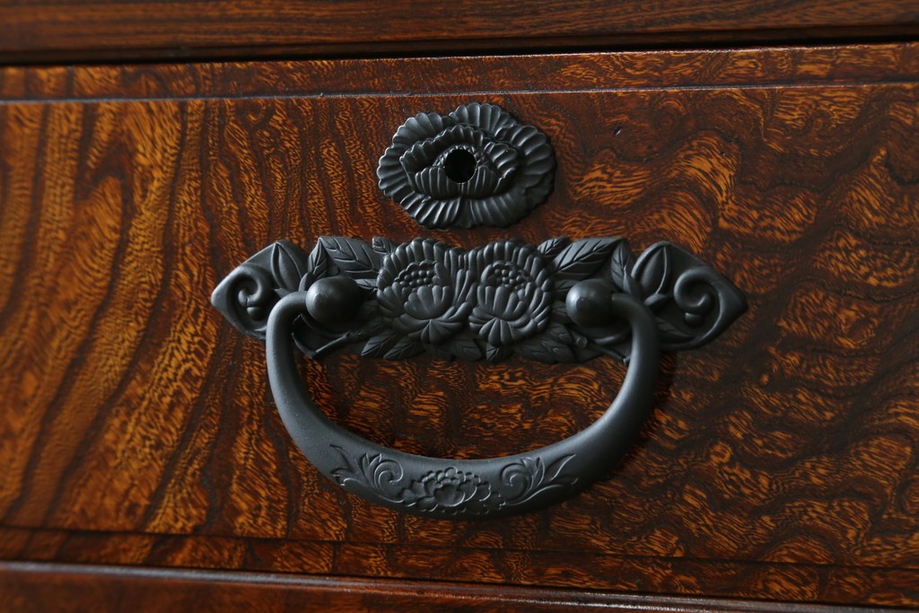 中古　超美品!!　高級品　国産職人手作り　工芸家具　総欅材　内部桐材　漆塗り　美しい杢目と牡丹をモチーフにした金具が魅力的な縦型6段整理箪笥　定価推定50万円以上　(R-084743)