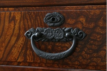 中古　超美品!!　高級品　国産職人手作り　工芸家具　総欅材　内部桐材　漆塗り　美しい杢目と牡丹をモチーフにした金具が魅力的な縦型6段整理箪笥　定価推定50万円以上　(R-084743)