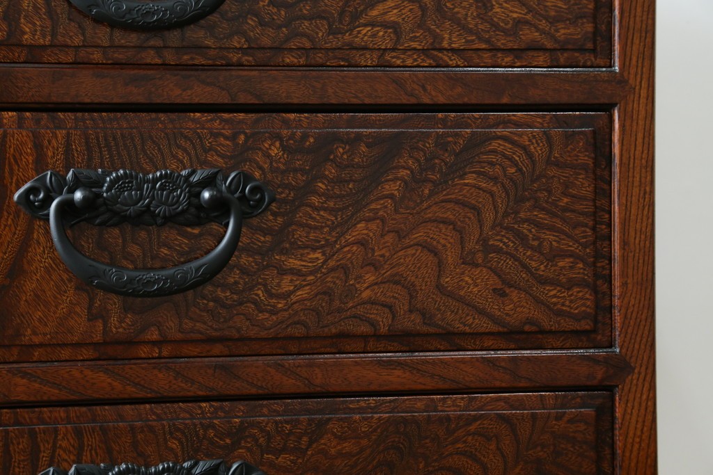 中古　超美品!!　高級品　国産職人手作り　工芸家具　総欅材　内部桐材　漆塗り　美しい杢目と牡丹をモチーフにした金具が魅力的な縦型6段整理箪笥　定価推定50万円以上　(R-084743)
