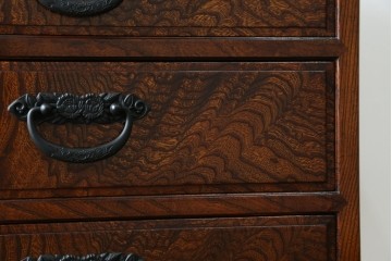 中古　超美品!!　高級品　国産職人手作り　工芸家具　総欅材　内部桐材　漆塗り　美しい杢目と牡丹をモチーフにした金具が魅力的な縦型6段整理箪笥　定価推定50万円以上　(R-084743)