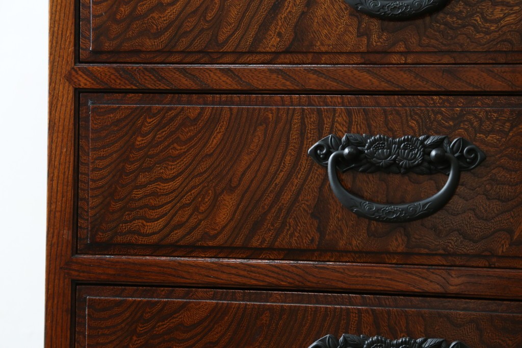 中古　超美品!!　高級品　国産職人手作り　工芸家具　総欅材　内部桐材　漆塗り　美しい杢目と牡丹をモチーフにした金具が魅力的な縦型6段整理箪笥　定価推定50万円以上　(R-084743)