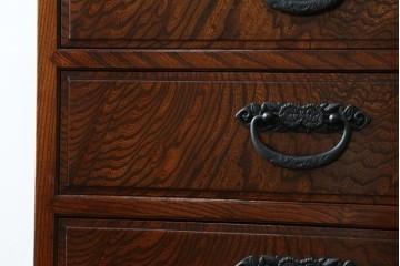 中古　超美品!!　高級品　国産職人手作り　工芸家具　総欅材　内部桐材　漆塗り　美しい杢目と牡丹をモチーフにした金具が魅力的な縦型6段整理箪笥　定価推定50万円以上　(R-084743)