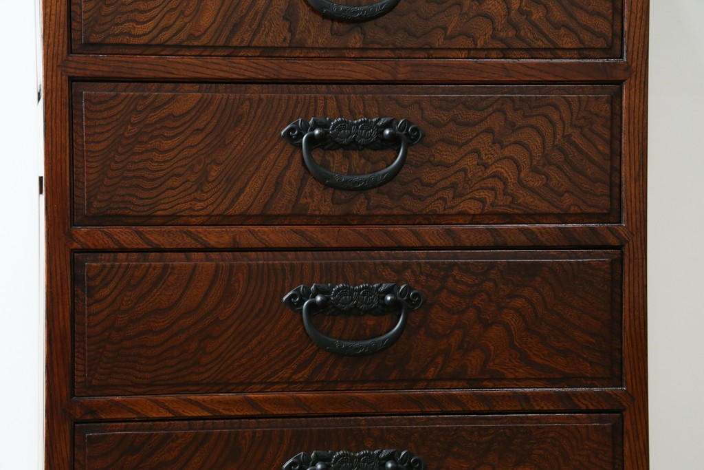 中古　超美品!!　高級品　国産職人手作り　工芸家具　総欅材　内部桐材　漆塗り　美しい杢目と牡丹をモチーフにした金具が魅力的な縦型6段整理箪笥　定価推定50万円以上　(R-084743)