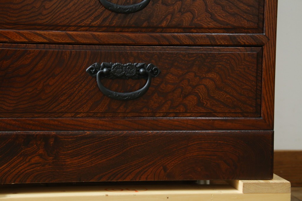 中古　超美品!!　高級品　国産職人手作り　工芸家具　総欅材　内部桐材　漆塗り　美しい杢目と牡丹をモチーフにした金具が魅力的な縦型6段整理箪笥　定価推定50万円以上　(R-084743)