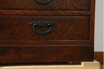 中古　超美品!!　高級品　国産職人手作り　工芸家具　総欅材　内部桐材　漆塗り　美しい杢目と牡丹をモチーフにした金具が魅力的な縦型6段整理箪笥　定価推定50万円以上　(R-084743)