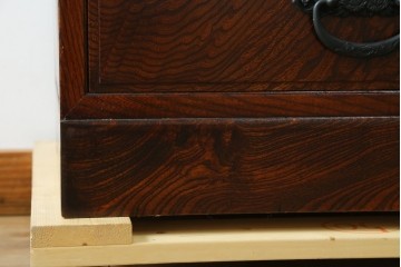 中古　超美品!!　高級品　国産職人手作り　工芸家具　総欅材　内部桐材　漆塗り　美しい杢目と牡丹をモチーフにした金具が魅力的な縦型6段整理箪笥　定価推定50万円以上　(R-084743)