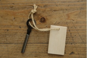 中古　超美品!!　高級品　国産職人手作り　工芸家具　総欅材　内部桐材　漆塗り　美しい杢目と牡丹をモチーフにした金具が魅力的な縦型6段整理箪笥　定価推定50万円以上　(R-084743)