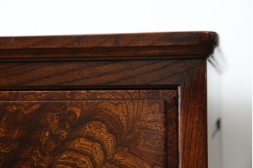 中古　超美品!!　高級品　国産職人手作り　工芸家具　総欅材　内部桐材　漆塗り　美しい杢目と牡丹をモチーフにした金具が魅力的な縦型6段整理箪笥　定価推定50万円以上　(R-084743)