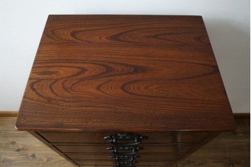 中古　超美品!!　高級品　国産職人手作り　工芸家具　総欅材　内部桐材　漆塗り　美しい杢目と牡丹をモチーフにした金具が魅力的な縦型6段整理箪笥　定価推定50万円以上　(R-084743)