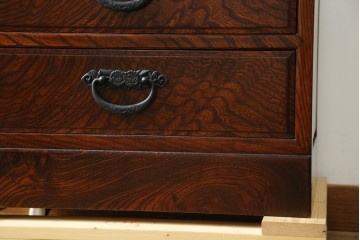 中古　超美品!!　高級品　国産職人手作り　工芸家具　総欅材　内部桐材　漆塗り　美しい杢目と牡丹をモチーフにした金具が魅力的な縦型6段整理箪笥　定価推定50万円以上　(R-084743)
