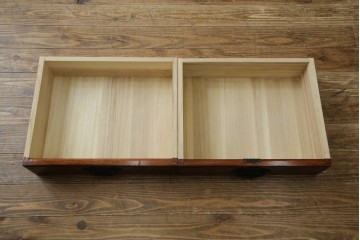 中古　超美品!!　高級品　国産職人手作り　工芸家具　総欅材　内部桐材　漆塗り　美しい杢目と牡丹をモチーフにした金具が魅力的な縦型6段整理箪笥　定価推定50万円以上　(R-084743)