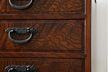 中古　超美品!!　高級品　国産職人手作り　工芸家具　総欅材　内部桐材　漆塗り　美しい杢目と牡丹をモチーフにした金具が魅力的な縦型6段整理箪笥　定価推定50万円以上　(R-084743)