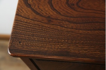 中古　超美品!!　高級品　国産職人手作り　工芸家具　総欅材　内部桐材　漆塗り　美しい杢目と牡丹をモチーフにした金具が魅力的な縦型6段整理箪笥　定価推定50万円以上　(R-084743)