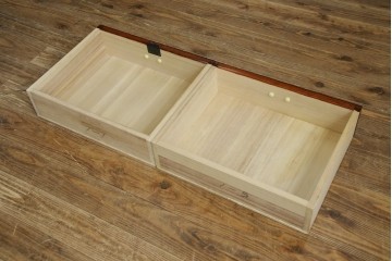 中古　超美品!!　高級品　国産職人手作り　工芸家具　総欅材　内部桐材　漆塗り　美しい杢目と牡丹をモチーフにした金具が魅力的な縦型6段整理箪笥　定価推定50万円以上　(R-084743)