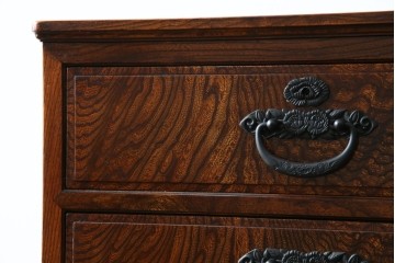 中古　超美品!!　高級品　国産職人手作り　工芸家具　総欅材　内部桐材　漆塗り　美しい杢目と牡丹をモチーフにした金具が魅力的な縦型6段整理箪笥　定価推定50万円以上　(R-084743)