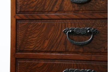 中古　超美品!!　高級品　国産職人手作り　工芸家具　総欅材　内部桐材　漆塗り　美しい杢目と牡丹をモチーフにした金具が魅力的な縦型6段整理箪笥　定価推定50万円以上　(R-084743)